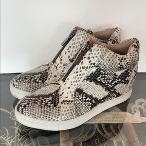 Blondo Waterproof Snakeskin Pattern Booties 
Size 8